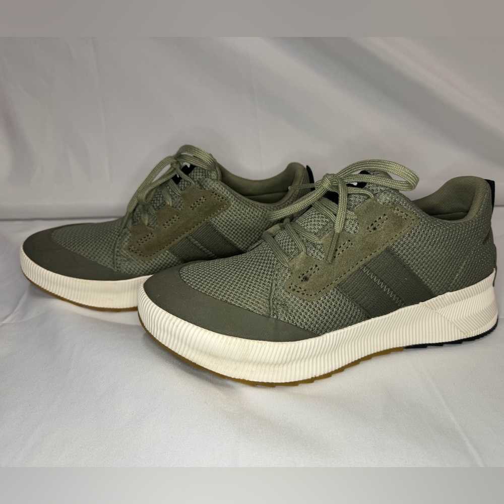 SOREL Out N About III low women’s waterproof sneaker sz 9.5